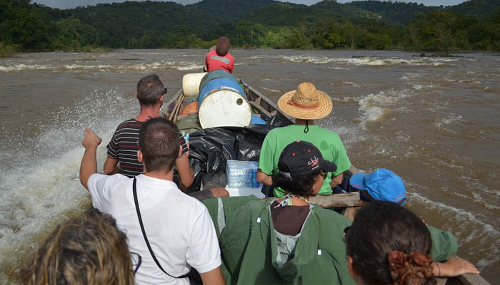 Une Pirogue Chavire En Guyane Trois Enfants D C Dent Et Un Quatri Me